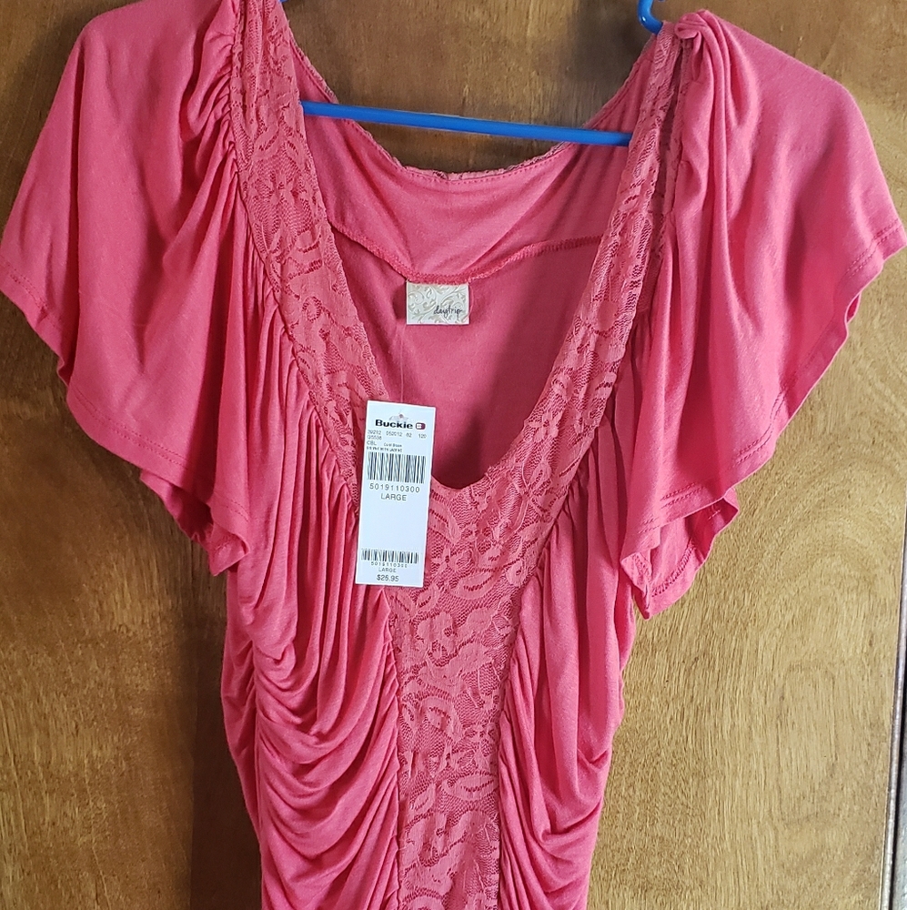 Brand New Daytrip shirt size Large